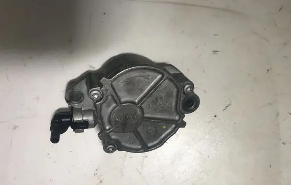 Ford Focus Vacuum pump D1561B 0410X