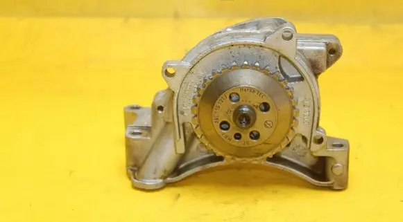 Volkswagen Golf VI Oil pump 03C105Q