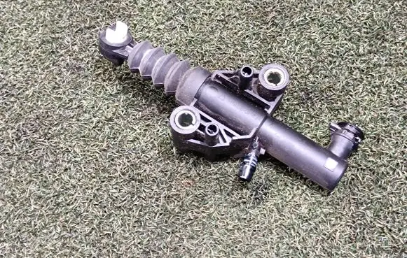 Opel Vivaro Clutch master cylinder 93868391 306105588R