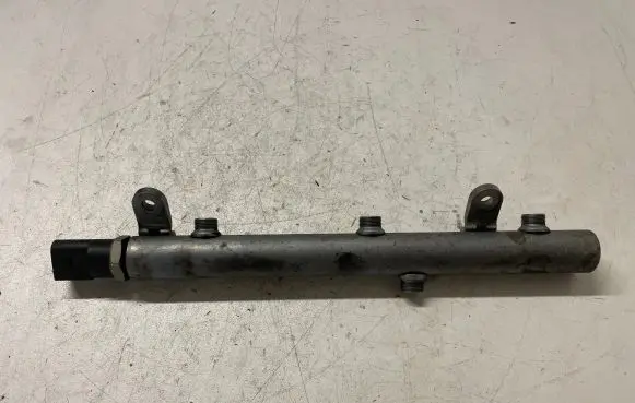 Mercedes-Benz ML W164 Fuel main line pipe A6420700695 0281002504