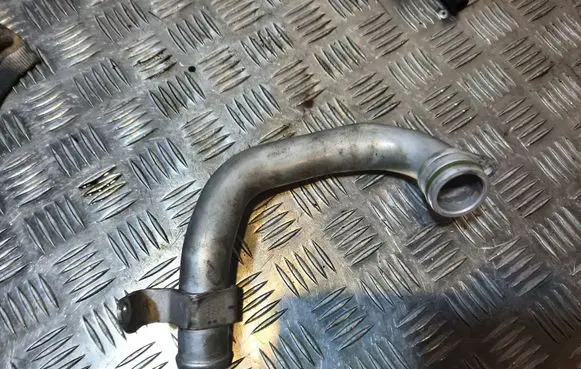 Volkswagen Touareg II Engine coolant pipe/hose 059121071