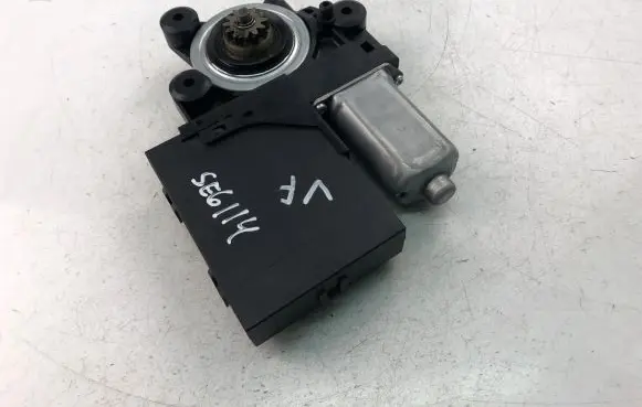 Volvo C30 Front door window regulator motor 979037100