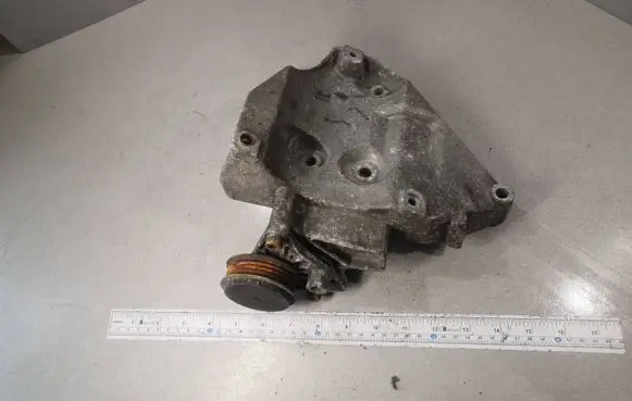 Volkswagen PASSAT B5.5 Engine mounting bracket 06B260885D