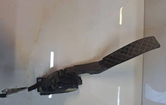 Volkswagen Touareg II Accelerator throttle pedal 6PV00802624 7L0723507D