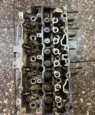Peugeot 5008 Engine head 