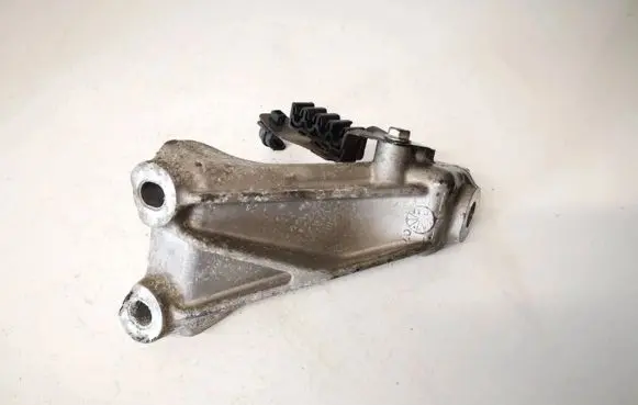 Engine mounting bracket