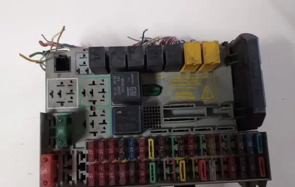 Opel Zafira A Fuse module 90589965