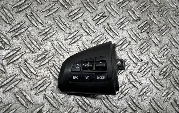 Mazda 6 Steering wheel buttons/switches 75B979