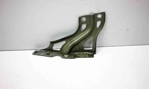 Audi Q3 8U Fender mounting bracket 8U0821135