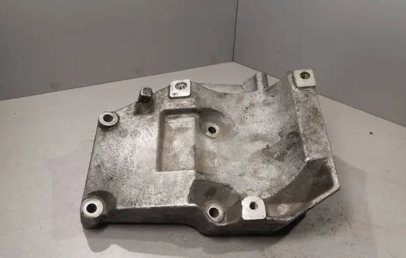Volkswagen PASSAT B5 Engine mounting bracket 038260885C