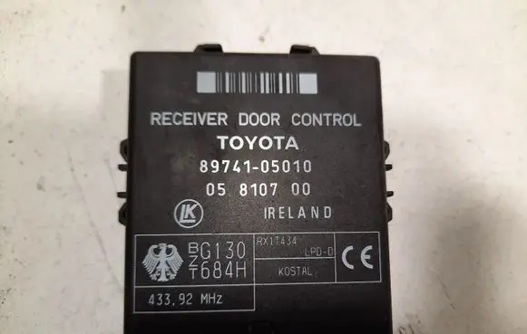 Toyota Avensis T220 Door central lock control unit/module 05810700 8974105010