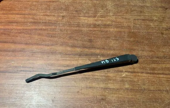 Mercedes-Benz W123 Front wiper blade arm 3399990553