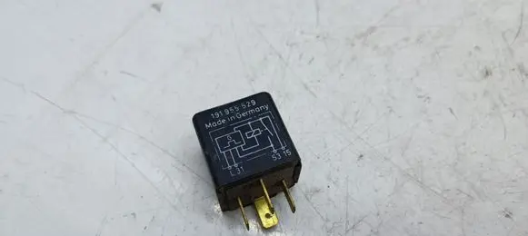 Volkswagen PASSAT B4 Other relay 00571900