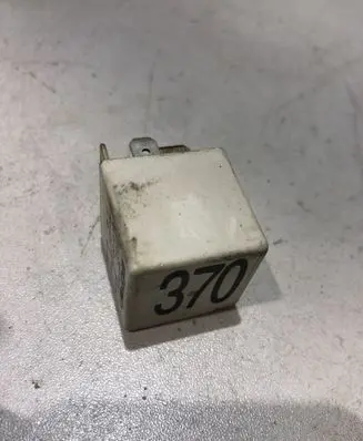 Volkswagen PASSAT B5.5 Other relay 8D0951253