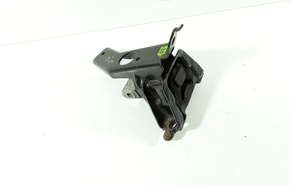 Toyota Yaris Engine mount bracket AV84330