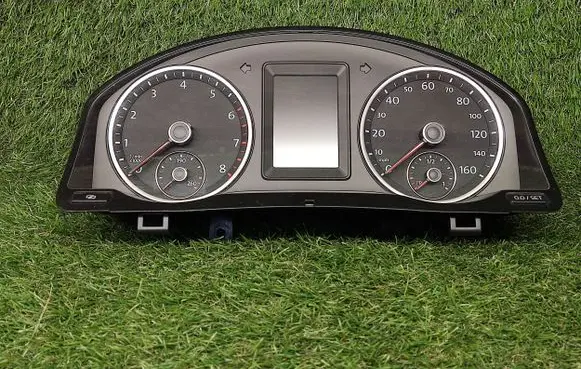 Volkswagen Tiguan Speedometer (instrument cluster) 5N0920971D