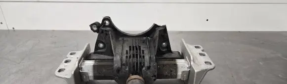 Gearbox mounting bracket