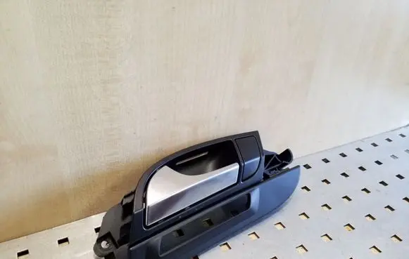 Audi Q7 4L Front door interior handle 4L0837019