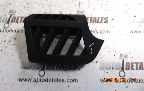 Toyota Avensis T270 Dashboard side air vent grill/cover trim