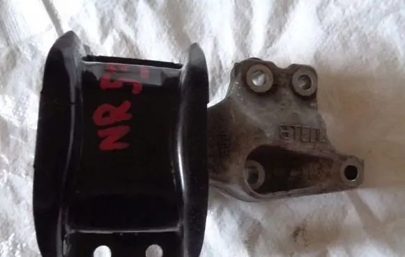 Citroen DS4 Engine mount bracket 9681855180