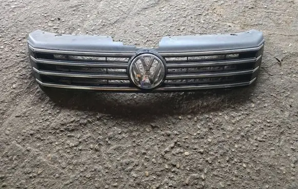 Volkswagen PASSAT B7 Front bumper upper radiator grill 3AA853651