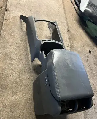 Jeep Grand Cherokee (WK) Armrest VT5891B 5HQ18TRMAM 5HQ18TRMA