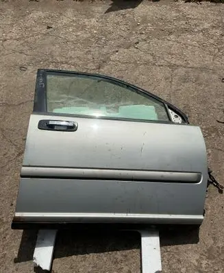 Nissan X-Trail T30 Front door 