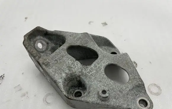 BMW 1 F20 F21 Engine mounting bracket 68529415