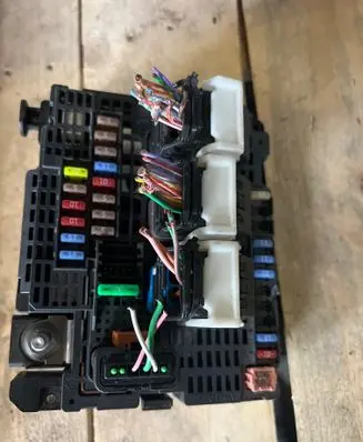 Peugeot 3008 I Fuse module 9810296180