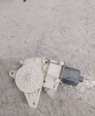 Mercedes-Benz E W212 Front door window regulator motor A2048200242 0130822502