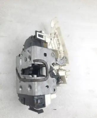 Mercedes-Benz CLA C117 X117 W117 Front door lock A2040085899