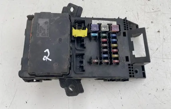 Toyota Avensis T220 Fuse module 8273005010