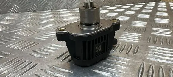 Skoda Octavia Mk3 (5E) Camshaft vanos timing valve 04E906048A