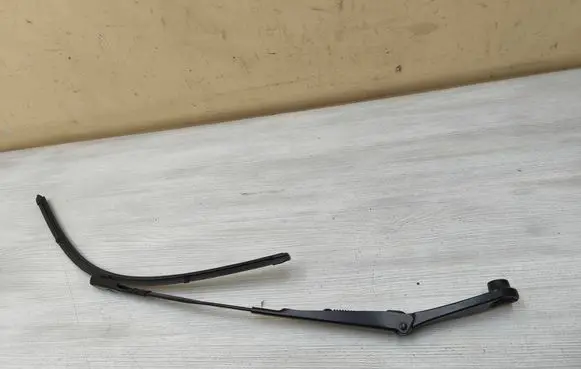 Front wiper blade arm