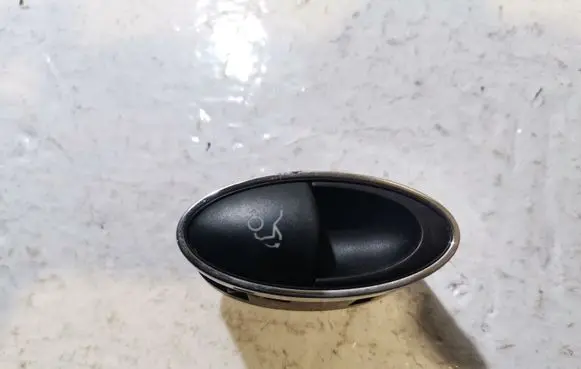 Mercedes-Benz E W211 Tailgate opening switch A2118211151