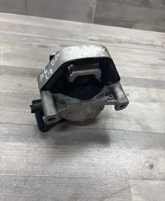Volkswagen Transporter - Caravelle T5 Engine mount bracket