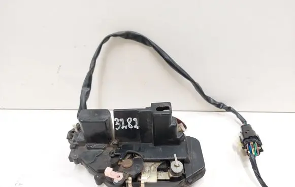 KIA Carens I Front door lock 6A08