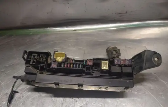 Toyota Corolla Verso E121 Fuse module
