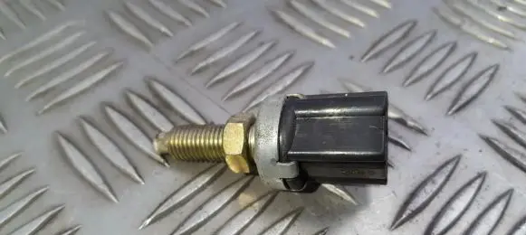 Toyota Prius (XW10) Brake pedal sensor switch