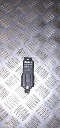 Volkswagen PASSAT B6 Glow plug pre-heat relay 038907281D 0281003038