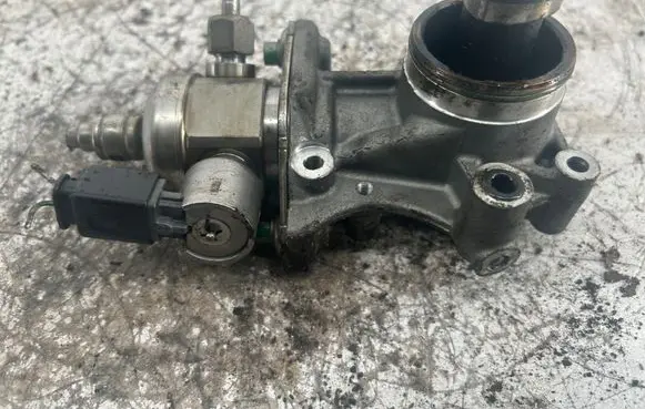 BMW 1 F20 F21 Fuel injection high pressure pump 7607159 2008037287 0261520150