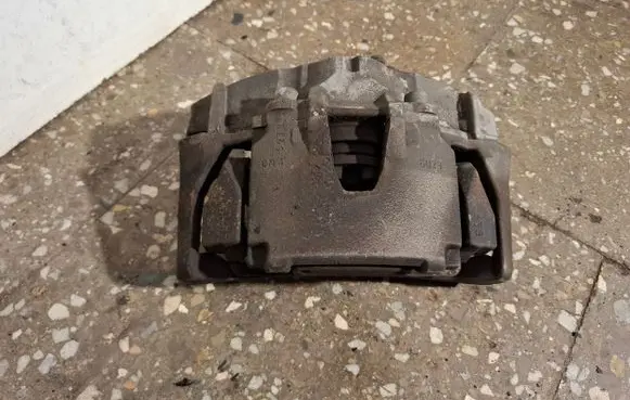 Volvo V60 Front brake caliper 945