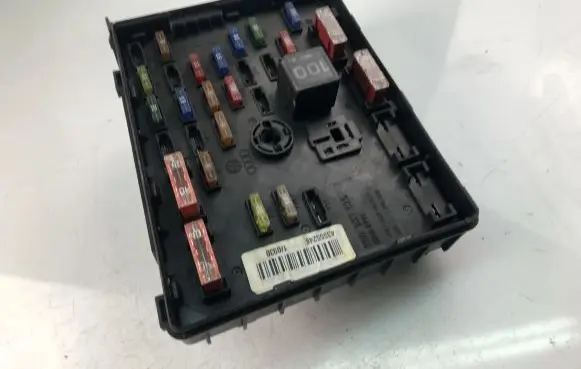 Volkswagen PASSAT B6 Fuse box set 1K0937125A