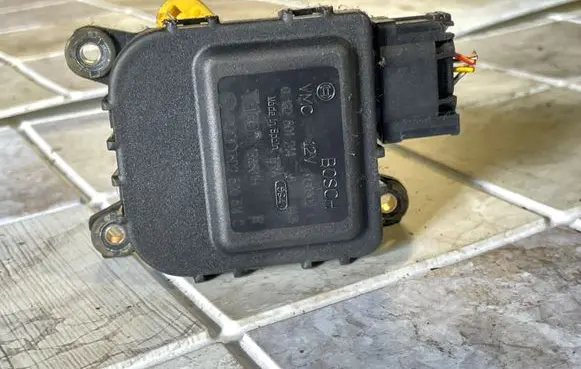 Volkswagen Golf IV Air flap motor/actuator 0132801214 8D2820511C