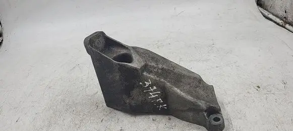 Audi A4 S4 B5 8D Engine mounting bracket 