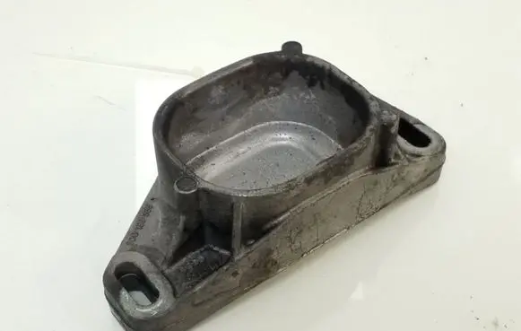 Volkswagen PASSAT B5 Engine mounting bracket 8D0199335Q