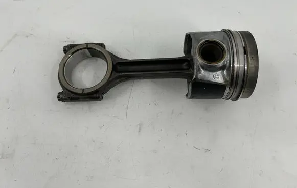 Volkswagen Caddy Piston with connecting rod 