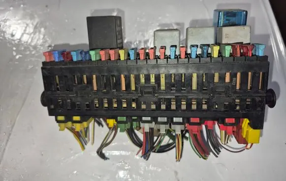 Volkswagen PASSAT B3 Fuse box set 357937039