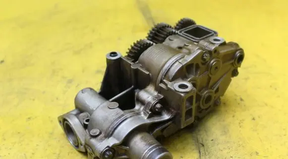 Audi A8 S8 D3 4E Oil pump 