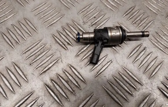 Audi Q7 4M Fuel injector 06E095A